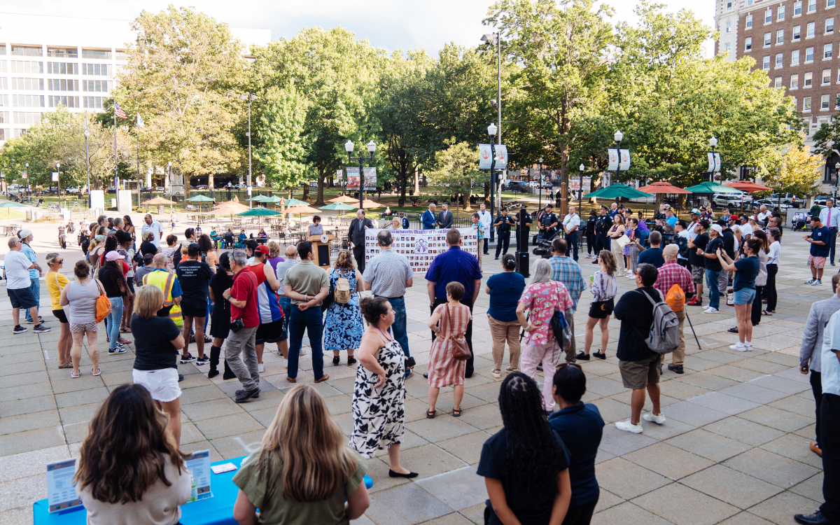 Photo of crowd attending Worcester Overdose Awareness Day event